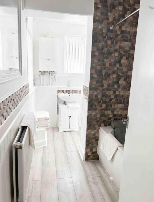 Lovely Two Bedroom Apartment, With Private Garden! Torquay Exteriör bild